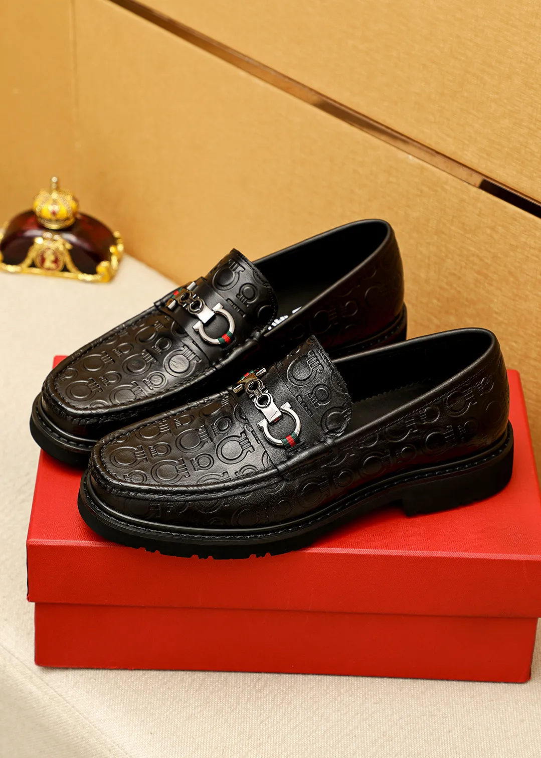Men's shoes 💰520 💐 Product trademark: Ferragamo "Ferragamo" casual leather shoes Regular size: 38-44 (45.46🉑️customized) Product materials: Selected imported first-layer calfskin embossed upper + original hardware buckle, imported water-dyed cow leather lining. Strong three-dimensional visual effect, original outsole color: 1⃣️color optional